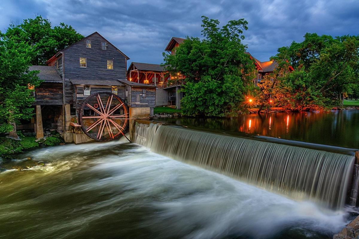 A Stones Throw, You Get 1089 Free Attraction Tickets Per Paid Day, Dollywood And Much More! Pigeon Forge Dış mekan fotoğraf